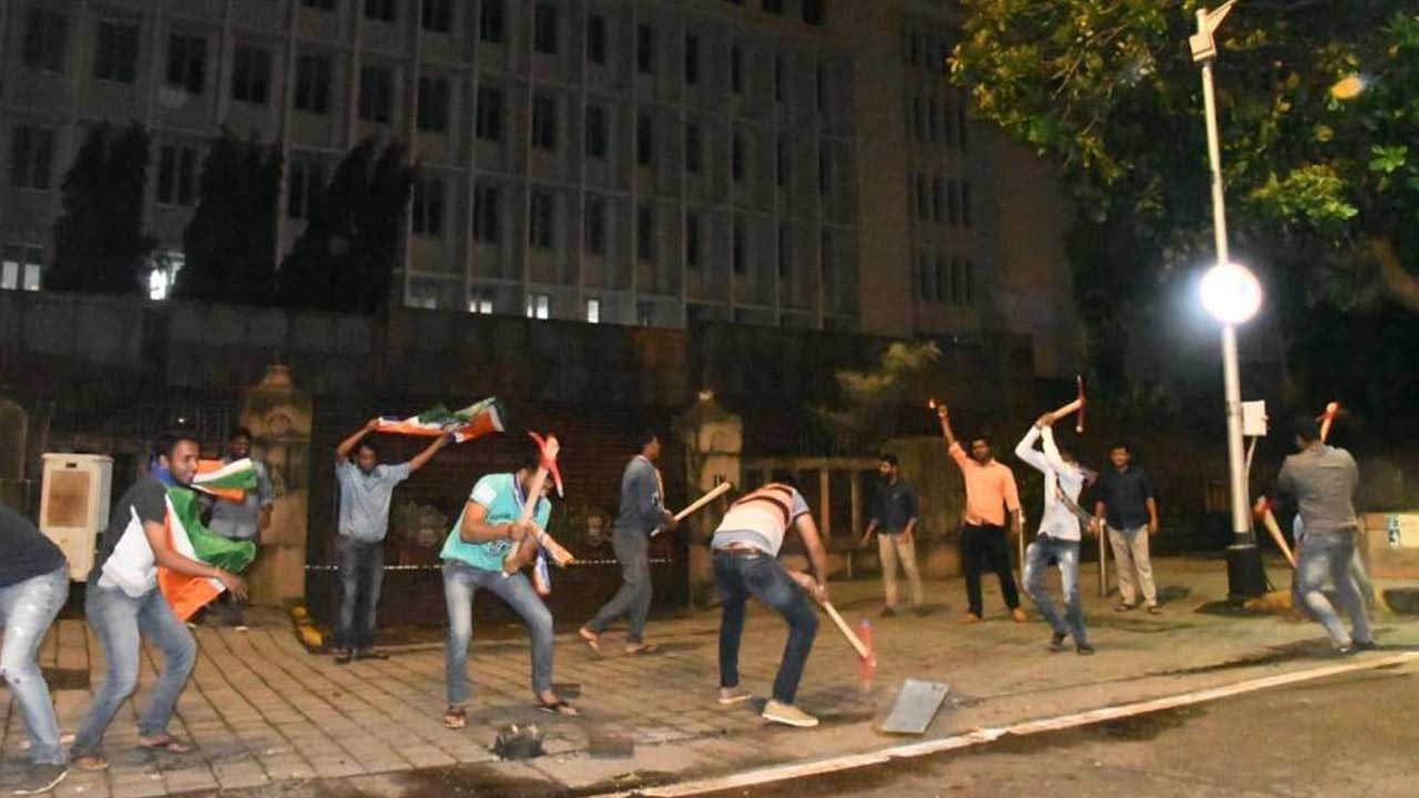MNS workers to protest against potholes digs up the roads in front of Mantralaya | Oneindia News
