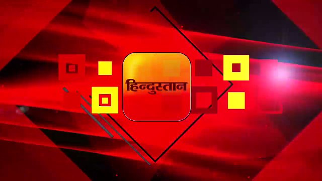 अलीगढ़: सादाबाद में सड़क बनवाने को लेकर टंकी पर चढ़ीं महिलाएं