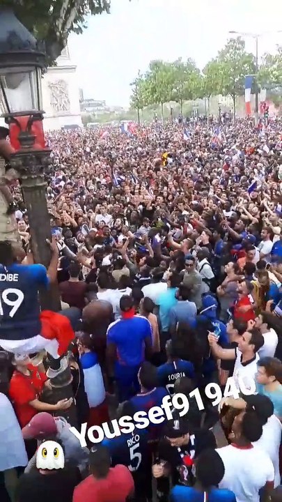 Un supporter dans un arbre saute dans foule à Paris