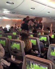 Des passagers français d’un avion font la fête en plein vol après la victoire de la France