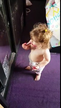 Maquillage à 2 ans : cette fillette est repeinte de rouge à lèvres !