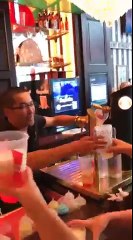 Скачать видео: Bières gratuites pour TOUT le monde après la finale de coupe du monde dans ce bar à Montpellier !