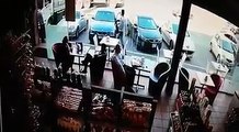 فيديو سيارة تقتحم واجهة مطعم زجاجية وتحطمها بشكل مفاجئ
