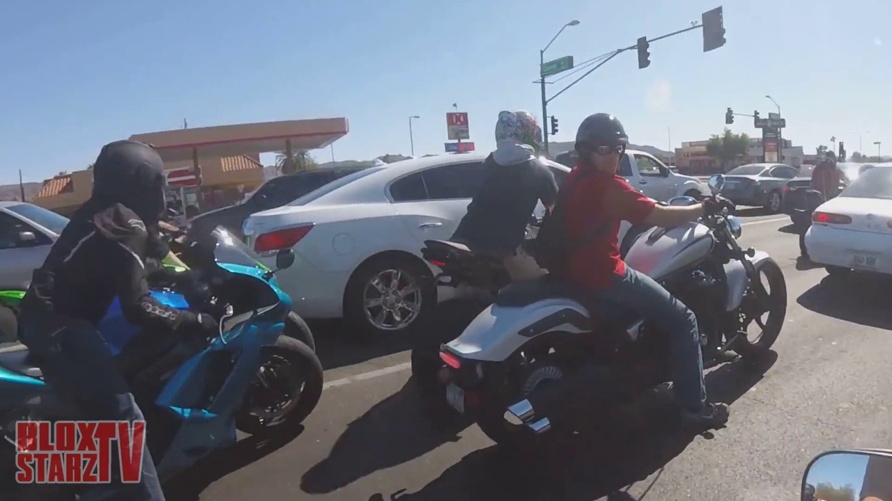 Cops VS Motorcycle POLICE CHASE Biker DRAGS COP Running From The COPS Street Bike CRASHES FAILS 2016