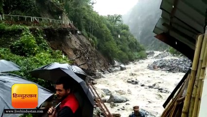 उत्तराखंडः बादल फटने से पुल बहा, खाली कराए गए होटल