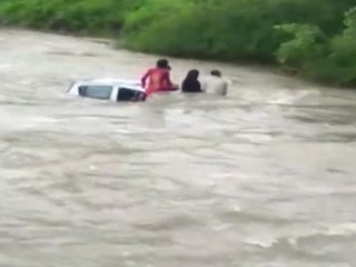 வெள்ளத்தில் காருடன் சிக்கிய குடும்பம்... உடனடியாக மீட்ட கிராம மக்கள்- வீடியோ