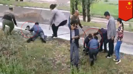 Chinese bypassers save kid who slipped into canal from drowning