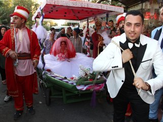 Denizi Olmayan Kentte Gelini Kayıkla Aldı