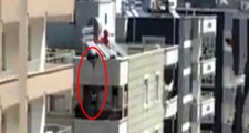 Anahtarı Evde Unutunca Çocuğunu Çatıdan Balkona Sarkıttı