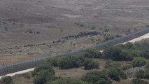 Decenas de desplazados sirios se aproximan a territorio controlado por Israel