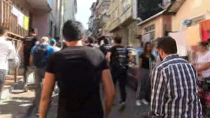 Kağıthane'de özel harekat polisli uyuşturucu operasyonunda kapılar koçbaşlarıyla kırıldı