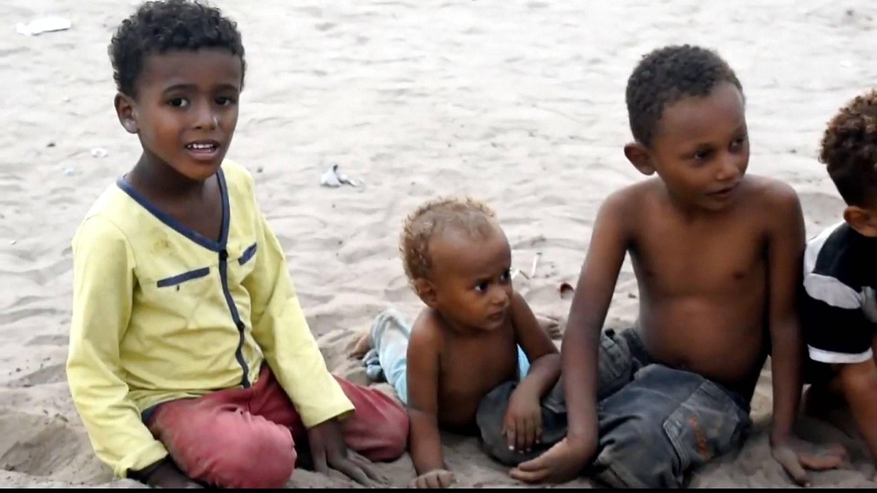 Battle for Yemen's Hodeidah: 'Shells raining down on us'