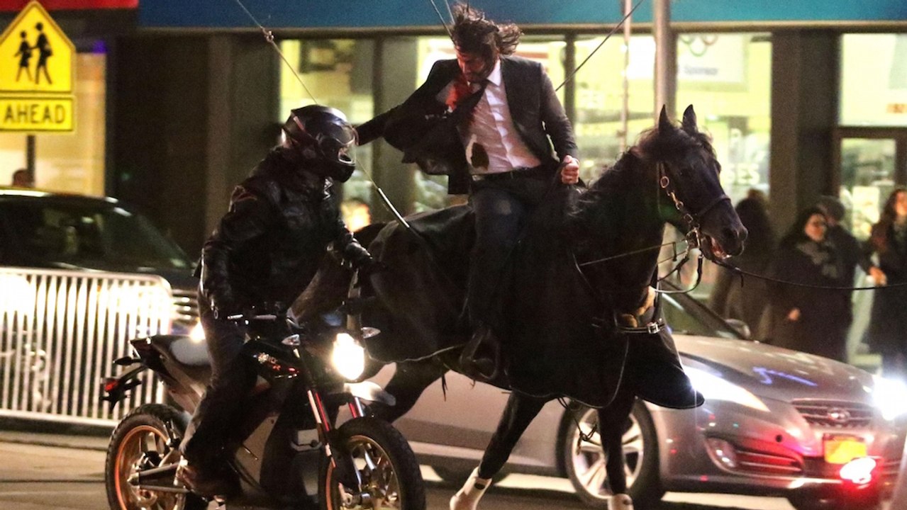 John Wick 3 : Keanu Reeves rides a horse at ful...