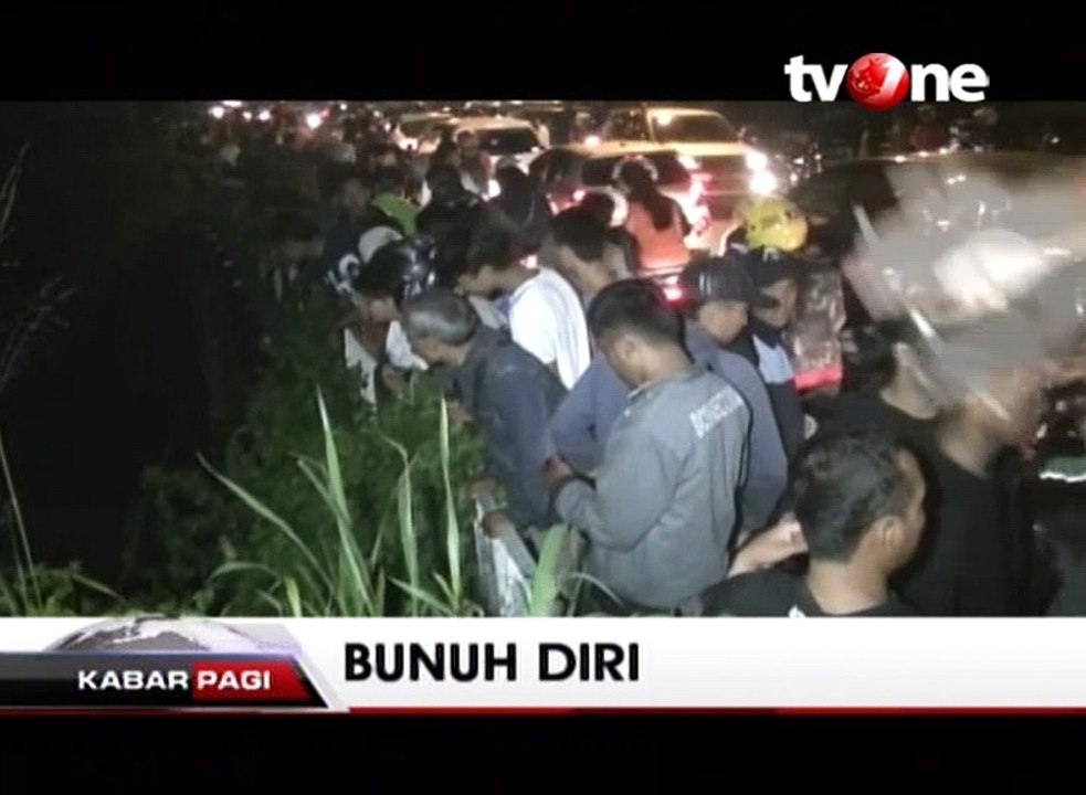 Seorang Gadis Nekat Terjun ke Kali Ciliwung