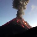 Momento en que hace erupción el Volcán de Fuego en Guatemala