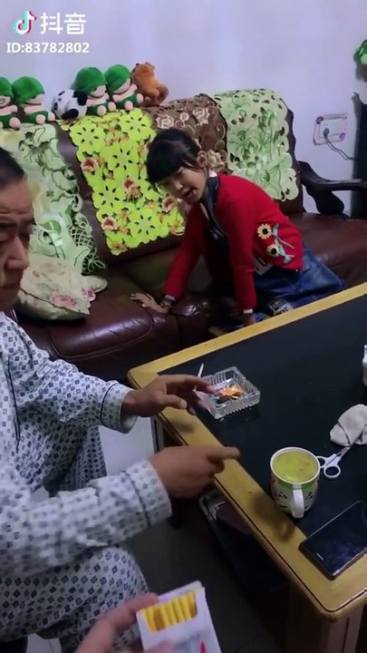 Babası tarafından devamlı eşek şakalarına maruz kalan Çinli kız