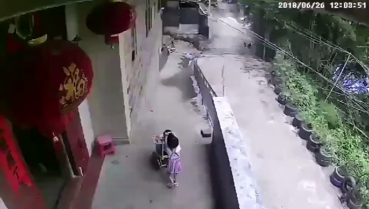 Bebek kardeş istemeyen Çinli ablanın yaptığı