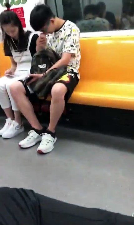 Kız arkadaşın elini her iş için kullanan Çinli erkek arkadaş