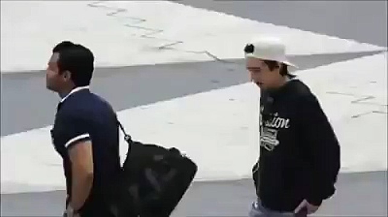 Koreli youtuber Koreyi ziyarete gelmiş Rus kızındna öpücük istiyor