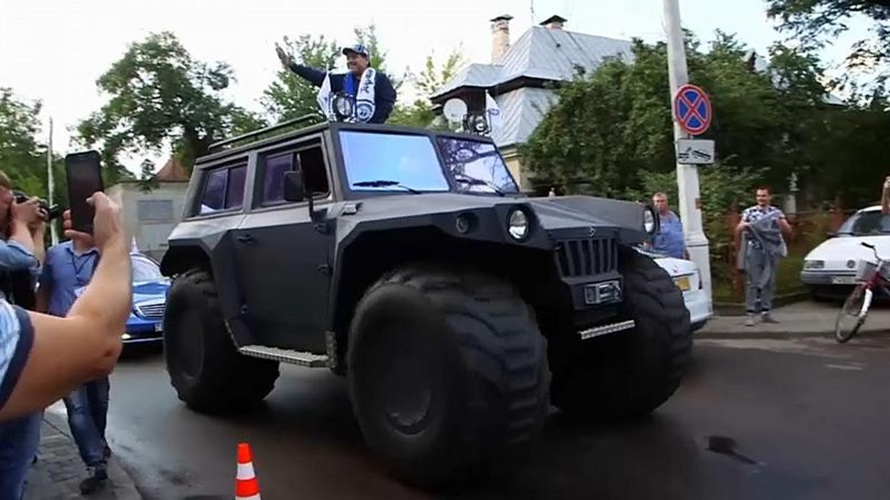 Maradona sorgt für Wirbel - Im Panzerwagen durch Brest