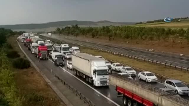 Silivri'de Lastiği Patlayan Tır Karşı Şeride Geçti, Yolda Uzun Araç Kuyrukları Oluştu.