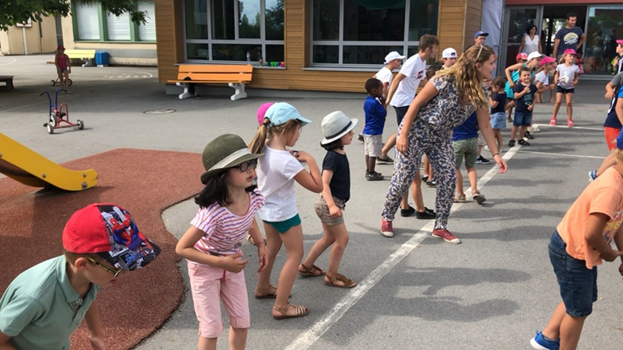 Les enfants du centre de loisirs du Mikado présentent leur danse de l’été