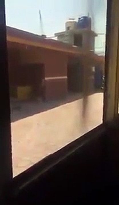 Quand une femme aperçoit son mari en moto avec sa tr@inée, la suite lol !