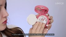 Koreli kız yeni kız öğrenci makyajı yapıyor