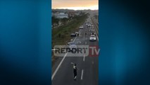 Aksident i trefishtë në Tiranë-Durrës, një nga automjetet 'fluturon' mbi trafikndarëse