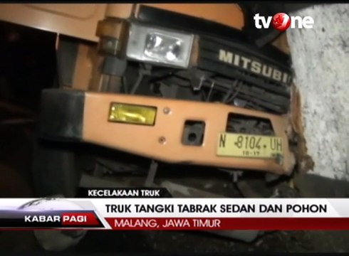 Sopir Ngantuk, Truk Tangki Tabrak Mobil Sedang Parkir