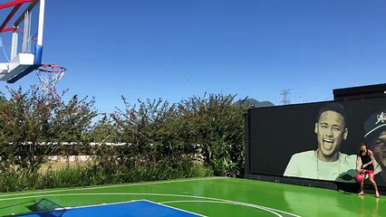 Neymar reaparece después del Mundial jugando al baloncesto