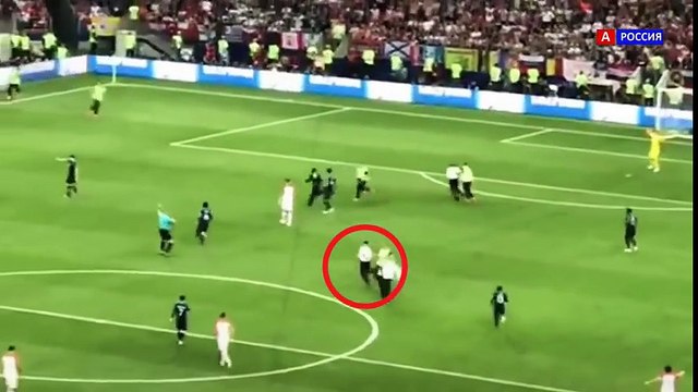 Полиция на чм 2018 Пуси райт выбежали на поле на финале чемпионата мира по футболу в России 2018 Ви