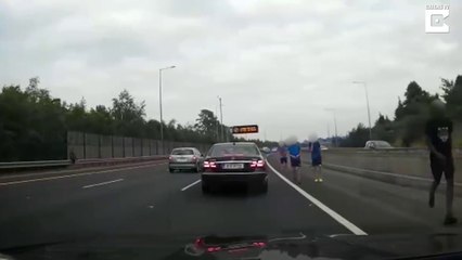 Un groupe d'ados s'amusent en bord d'autoroute... Complètement fous
