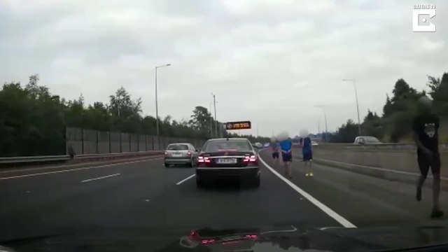 Un groupe d'ados s'amusent en bord d'autoroute... Complètement fous