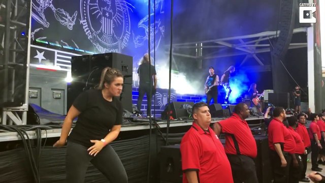 Elle interprète en langue des signes un concert de metal