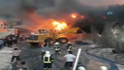 Afrin'in Cinderes Kasabasında Çıkan Yangında Soğutma Çalışmaları