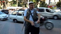 Balıkesir Görme Engelli 'Aşık Mustafa', Darbuka Çalarak Ekmeğini Kazanıyor