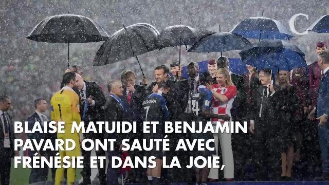 PHOTOS. L'incroyable rencontre des Bleus avec Jean-Pierre Papin dans les vestiaires de la Coupe du monde 2018