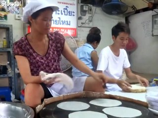 Bangkok street vendor shows incredible skill in making rice sheets