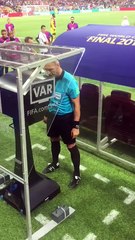 Brasileiro grita para árbitro não marcar pênalti contra a Croácia