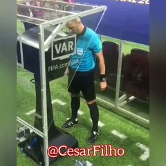 Apresentador Cesar Filho conversa com torcedor que gritou para árbitro não marcar pênalti contra a Croácia na final da Copa