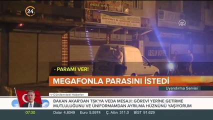Alacağı parayı megafonla istedi