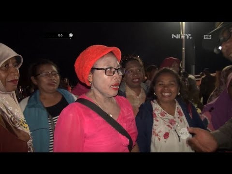 Semangat  Ibu-ibu Ini Menunggu Hasil Pilkada Hingga Malam Hari - 86