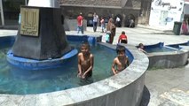 Sıcaktan Bunalan Çocuklar Süs Havuzunda Serinliyor