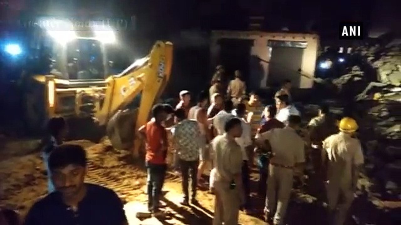 டெல்லி கிரேட்டர் நொய்டா பகுதியில் கட்டடம் சரிந்...
