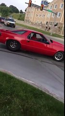 Il appuie trop fort avec sa muscle car et c'est l'accident