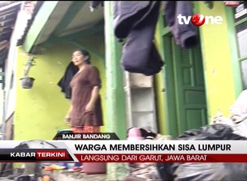 Pasca Banjir Bandang Garut, Warga Bersihkan Sisa Lumpur