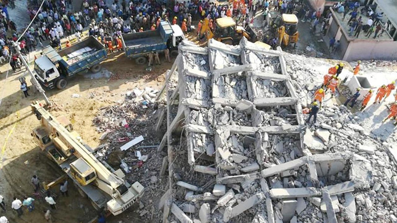 Noida में Flat खरीद रहे है तो रखें इन बातों का ख्याल | Avoid Illegal Flat Purchase | वनइंडिया हिंदी