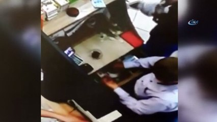 ''Laf cambazı'' hırsızın kasiyeri dolandırdığı o anlar kamerada