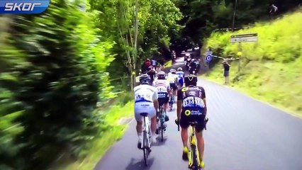 Bisikletli bir gösterici yarışçıların üzerinden atladı